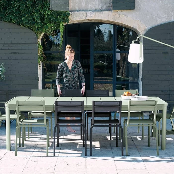 Table De Jardin 10 Personnes Avec 2 Rallonges FERMOB Oléron 155 / 255 X 100 Cm - Gris Argile 8 Table De Jardin 10 Personnes Avec 2 Rallonges FERMOB Oléron 155 / 255 X 100 Cm - Gris Argile – Image 8